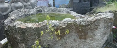 Der Islandtopf besteht aus Kalkstein, der von der Küste Indonesiens stammt. Er ist etwa 240 cm lang und 50 cm tief. 